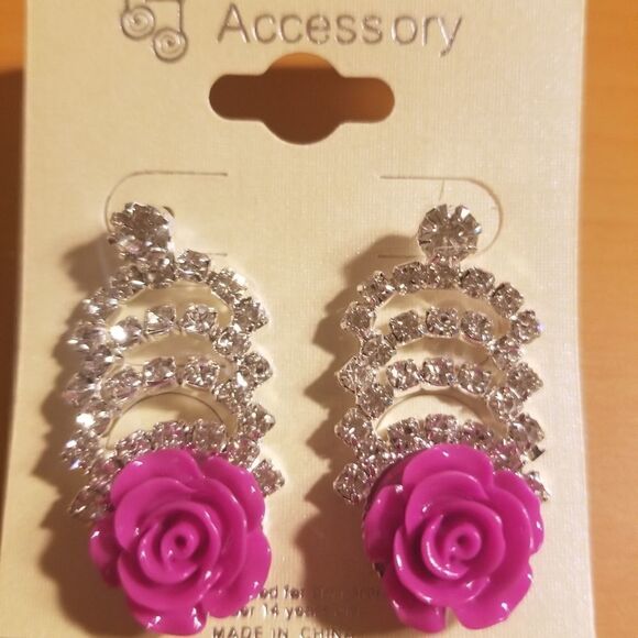 One pair of Earrings - Picture 5 of 6